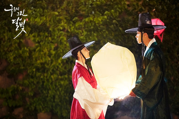 Lantern Scene With Lee Yeong & Hong Sam Nom in Moonlight Drawn by Clouds